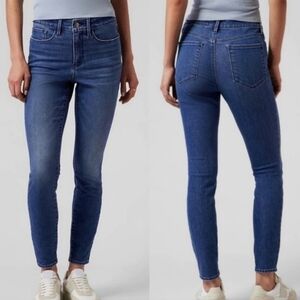 Athleta Mid rise Skinny Sculptek Shaping Stretch jeans in size 8 true blue color